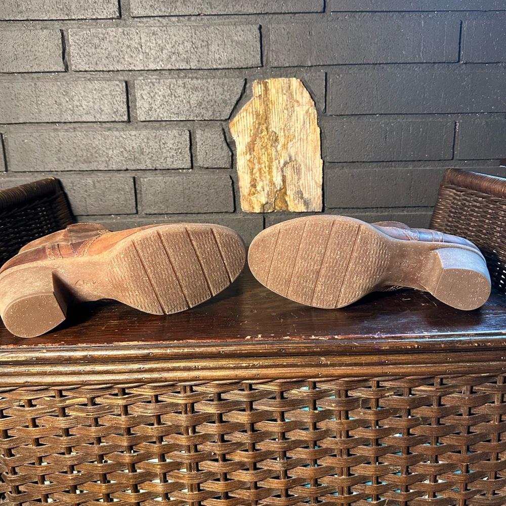 Clarks ankle booties with a heel - Picture 3 of 7